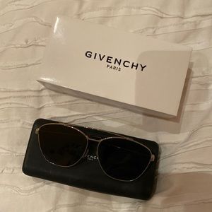 Givenchy Sunglasses (GV 7049/S)